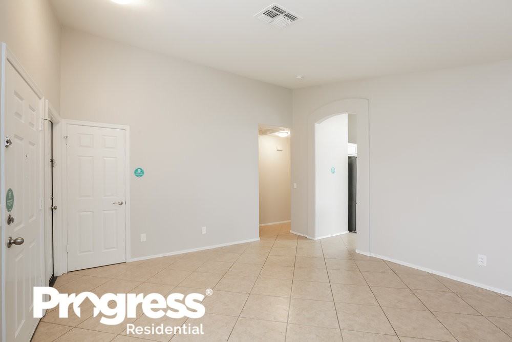 10556 W Amelia Ave - Photo 3 of 21