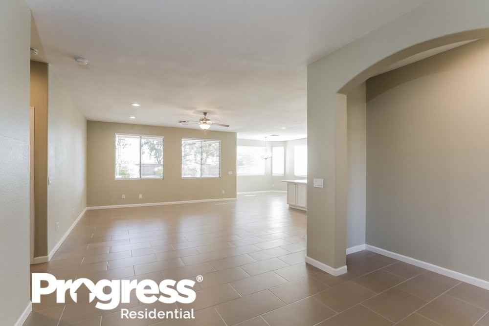 405 S 119th Ave - Photo 3 of 21