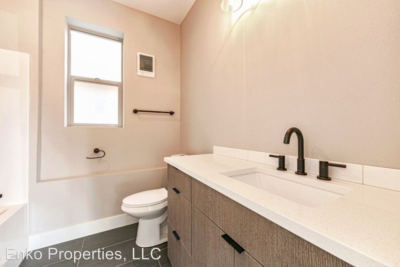 2885 NE Couch St. - Photo 3 of 10