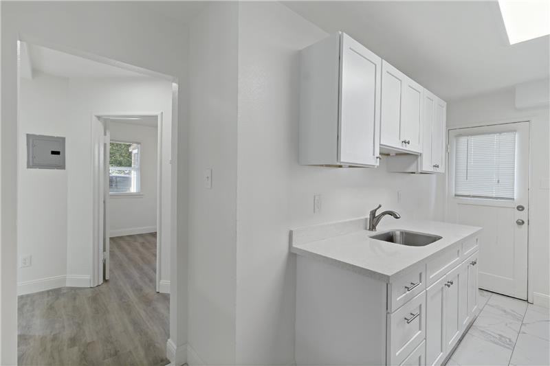 2027 Washington Ave #B - Photo 3 of 12