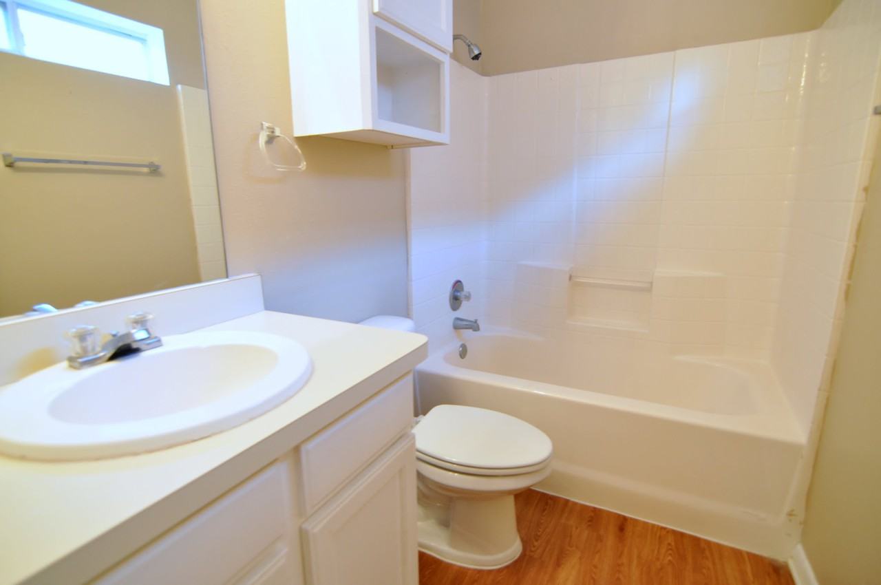 1511 Hollowhill Dr - Photo 4 of 9