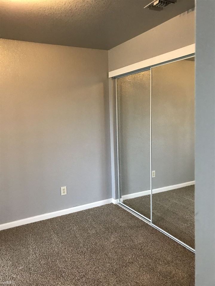 4911 50th Ave - Photo 3 of 7