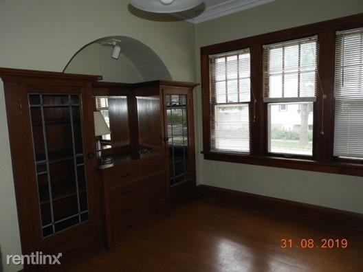 932 E Townsend St - Photo 2 of 4