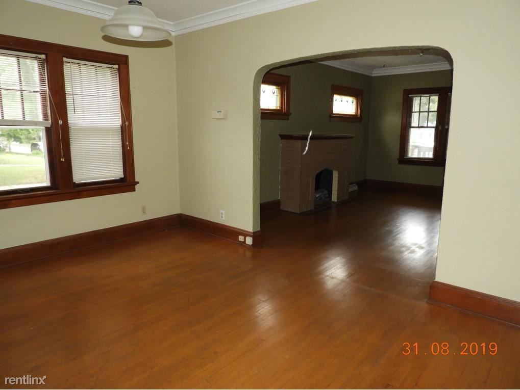 932 E Townsend St - Photo 3 of 4