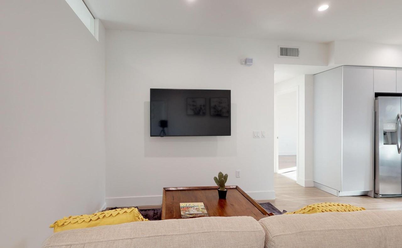 Contemporary Sawtelle apartment off Santa Monica Blvd - Photo 2 of 7