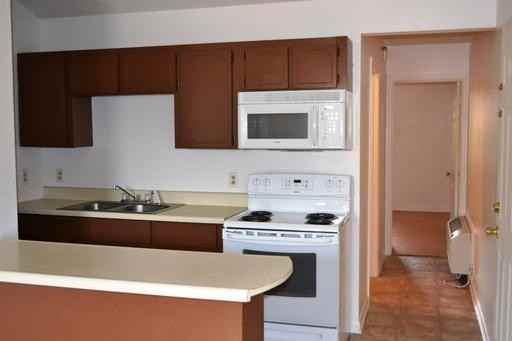 318 Pleasant St - Photo 3 of 5