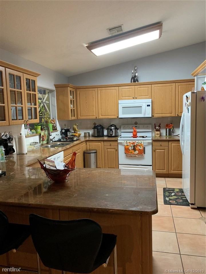 2802 Sw 142nd Ct - Photo 2 of 7
