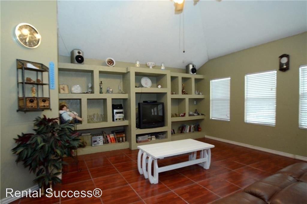 636 Bristol Drive - Photo 2 of 18