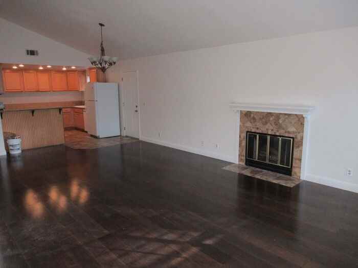 101 Holly Way - Photo 3 of 19