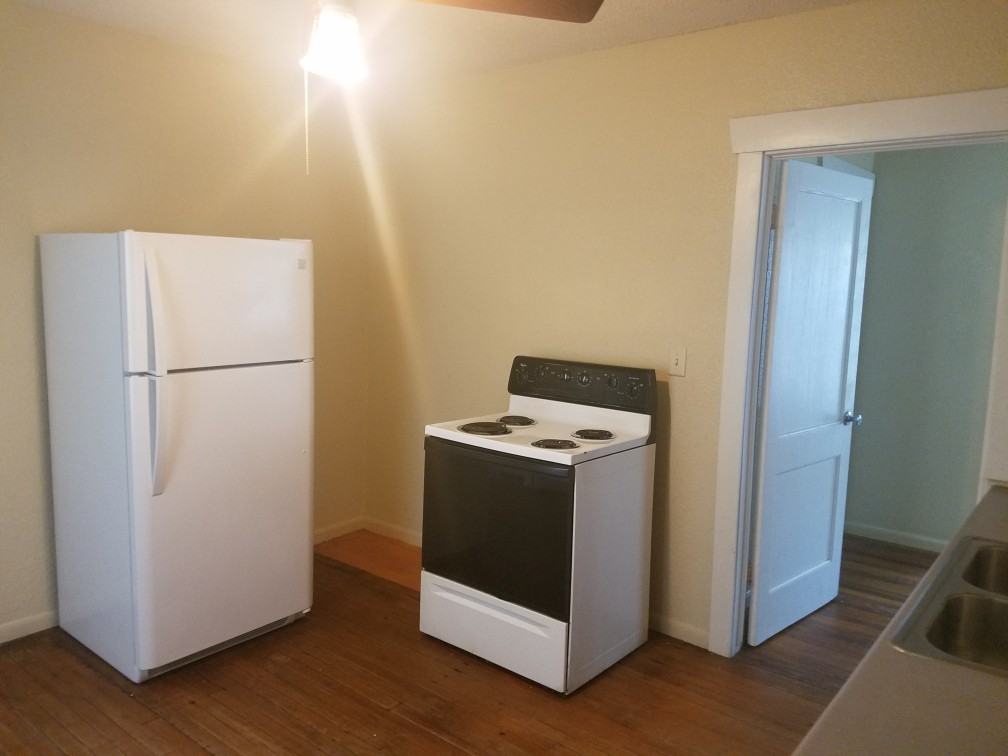 414 W Johnson St - Photo 3 of 5