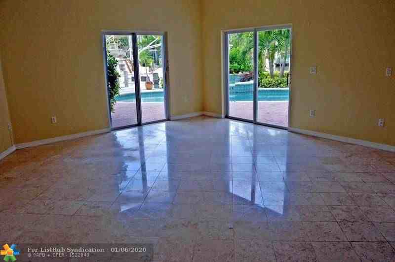 70 Isle Of Venice Dr 102 - Photo 2 of 6