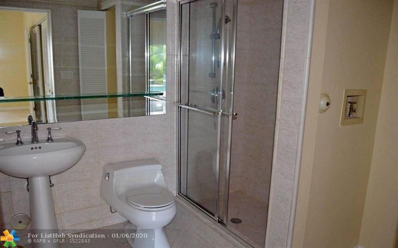 70 Isle Of Venice Dr 102 - Photo 3 of 6