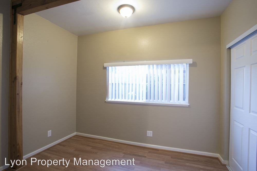 513 1/2 1/2 B Street - Photo 3 of 6