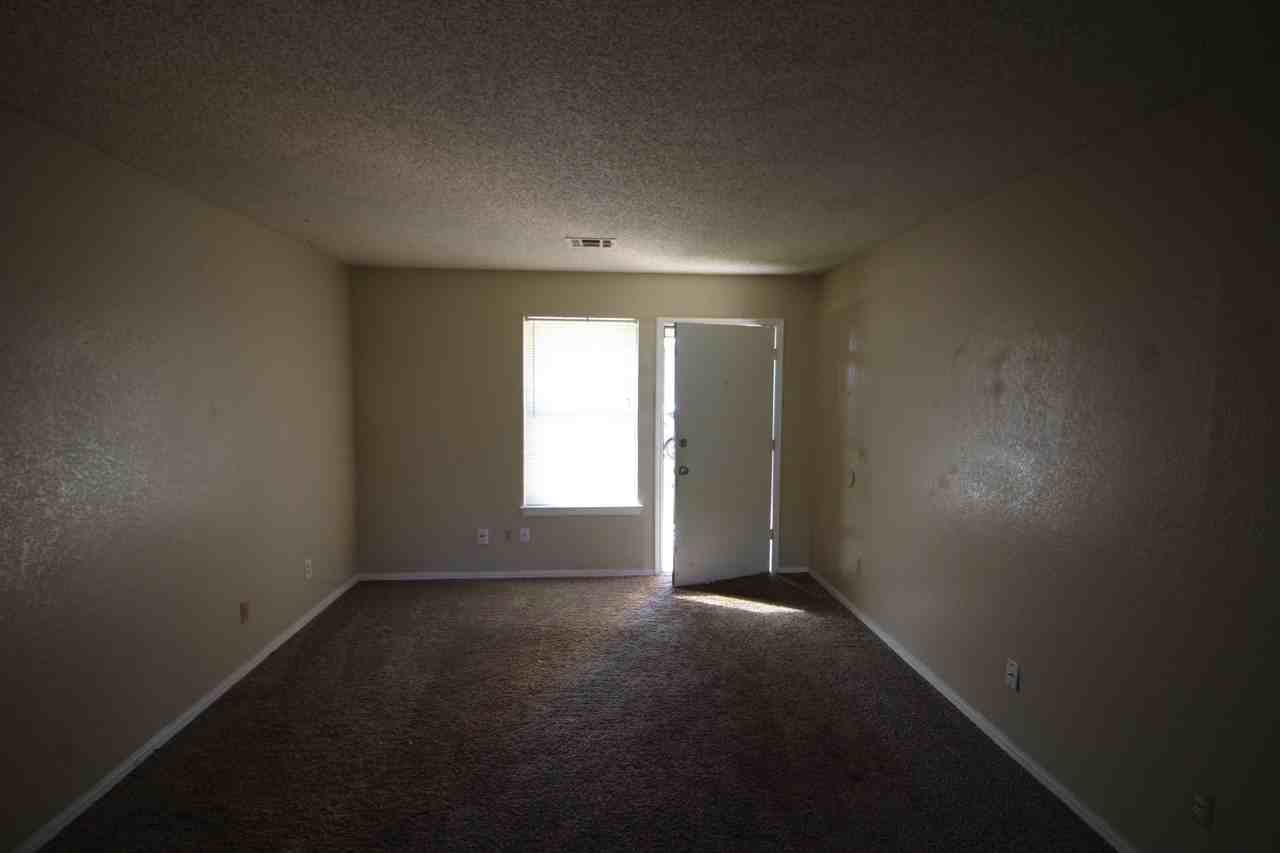 1105 Sw 102nd St - Photo 2 of 12