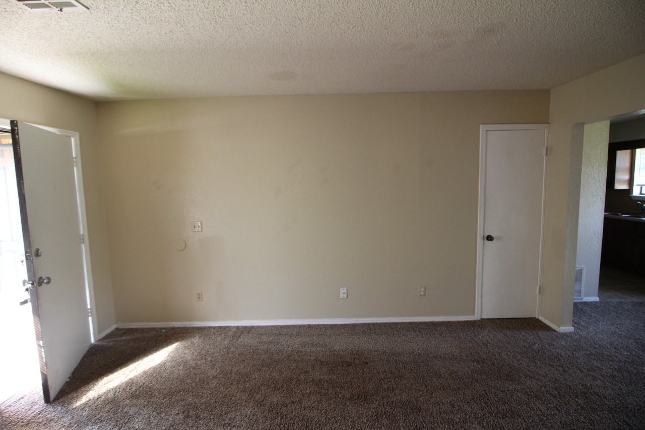 1105 Sw 102nd St - Photo 3 of 12