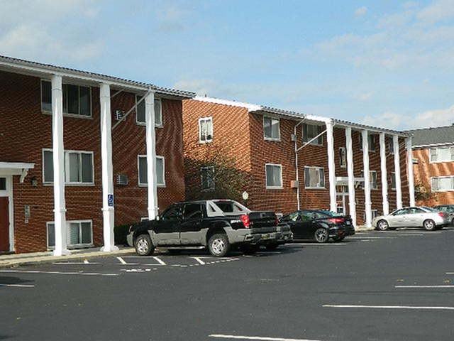 Beverly Hills Apartments - Photo 6 of 43