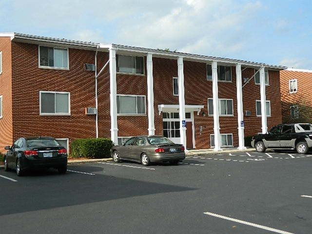 Beverly Hills Apartments - Photo 7 of 43