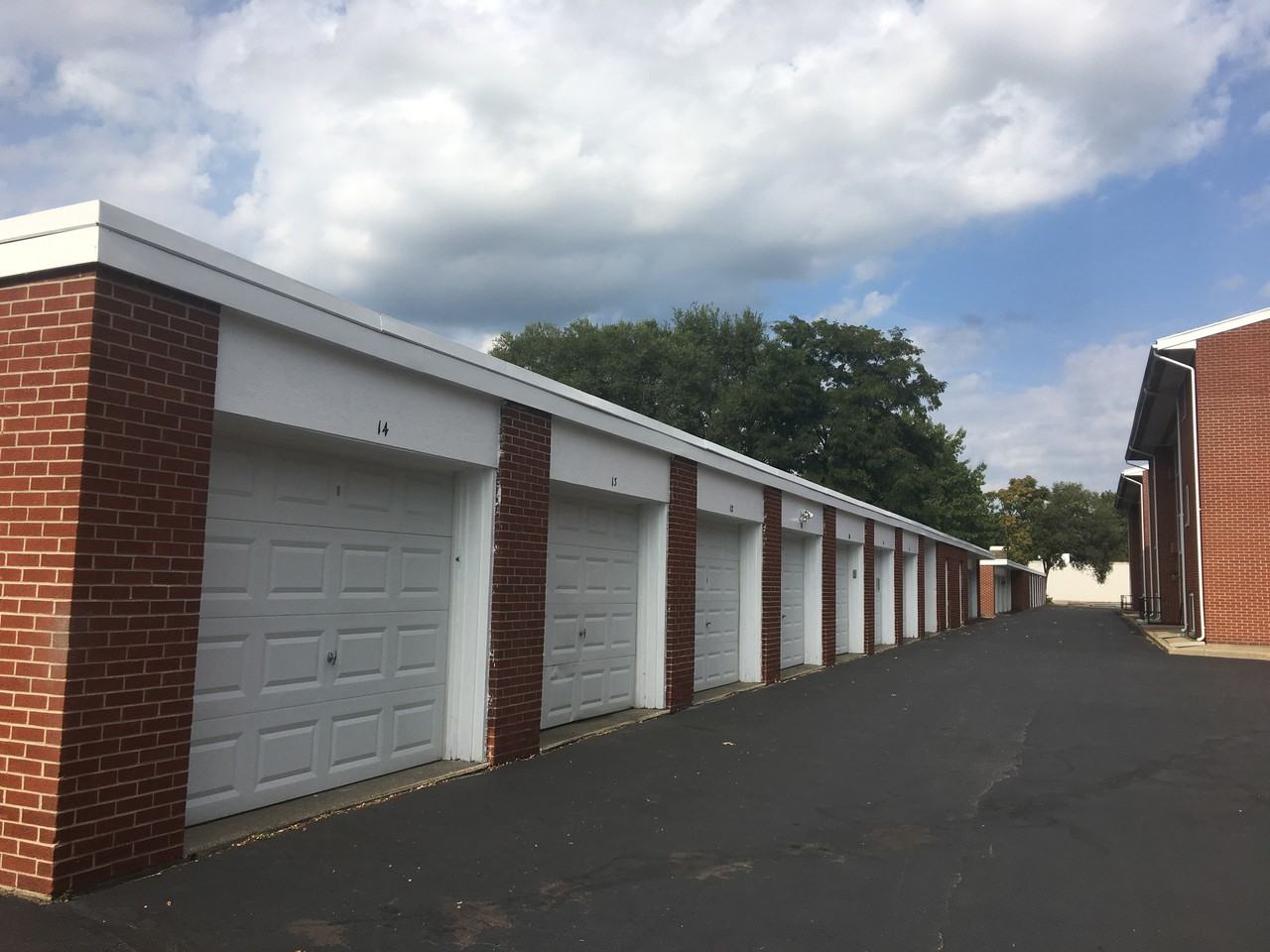 Beverly Hills Apartments - Photo 5 of 43