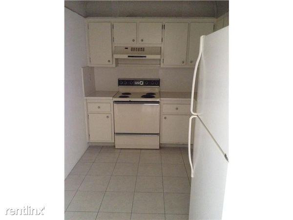 901 Hillcrest Dr - Photo 2 of 4