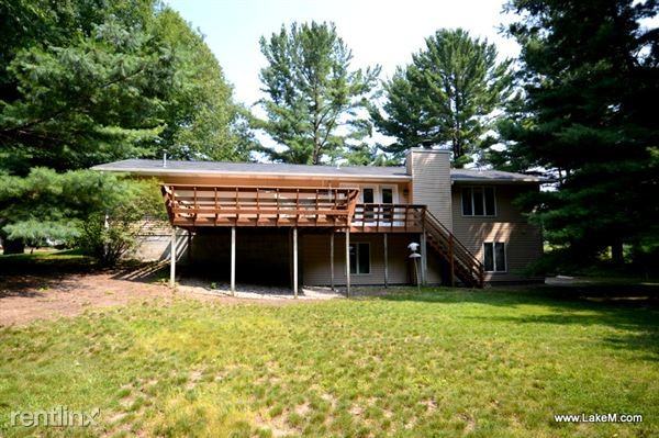 12523 Lakeshore Dr - Photo 2 of 10