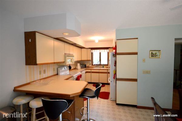 12523 Lakeshore Dr - Photo 3 of 10