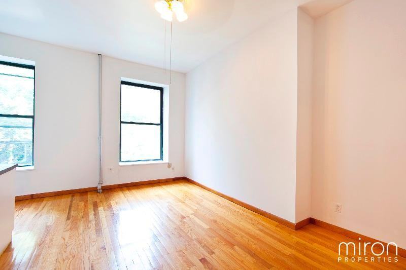 E 9th St #3 - Photo 2 of 6