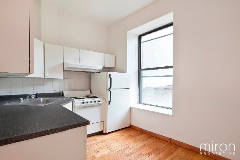 E 9th St #3 - Photo 3 of 6