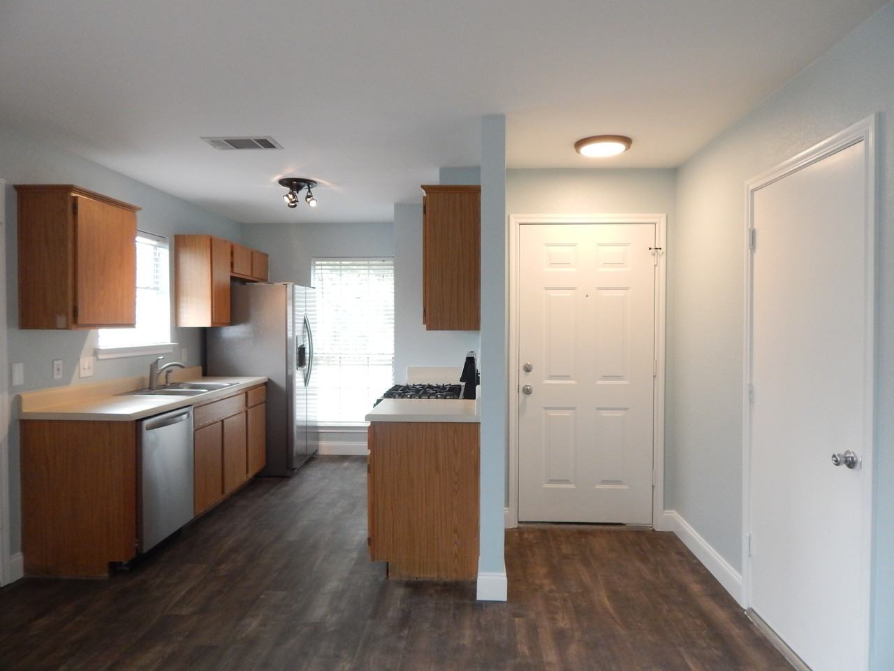 1611 Lantern Light Dr - Photo 3 of 20