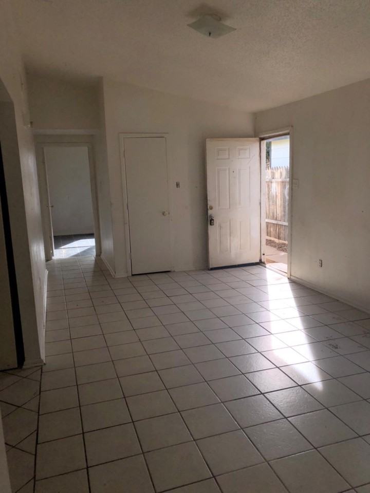 1520 33rd St - Photo 3 of 4