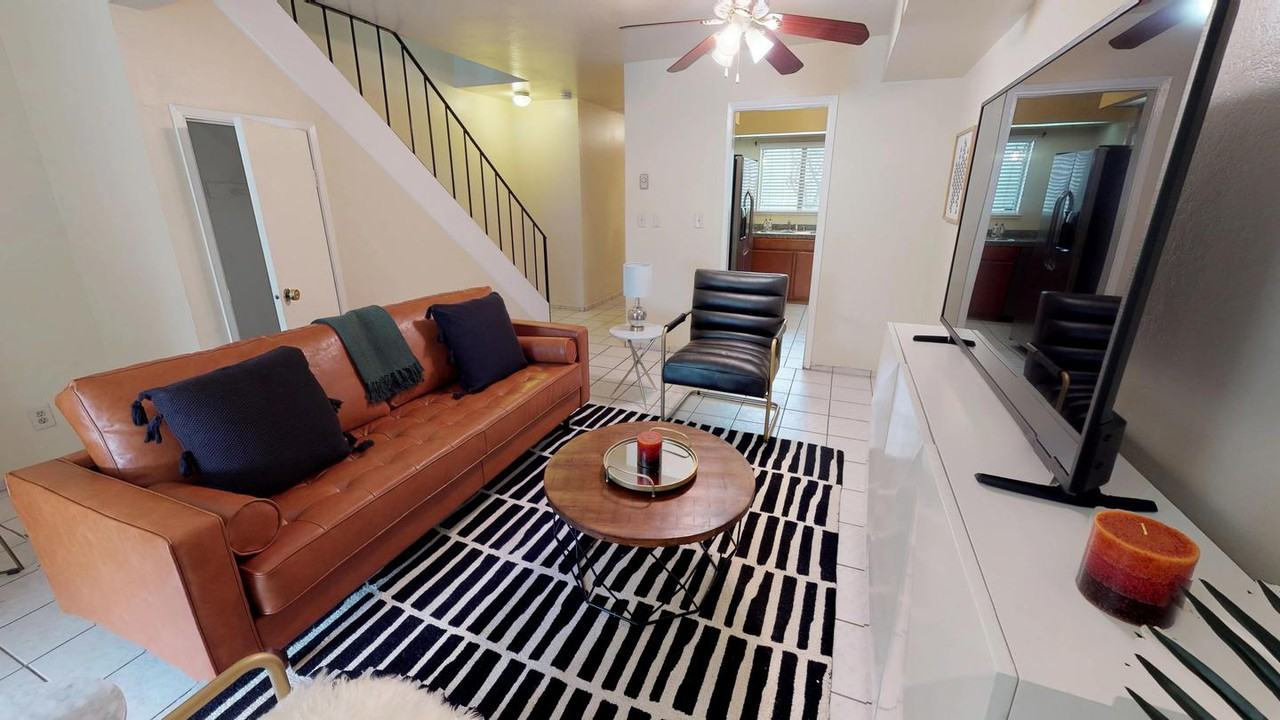 Classic Redwood City home with backyard patio - Photo 2 of 8