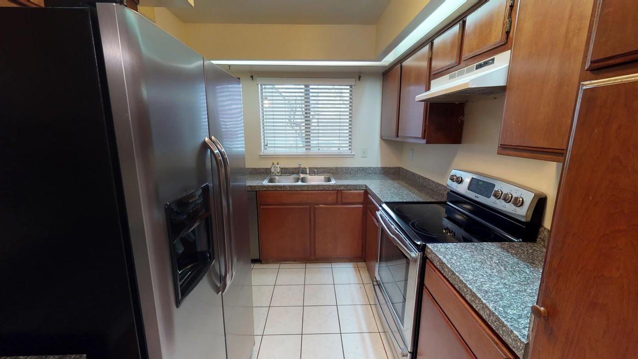 Classic Redwood City home with backyard patio - Photo 4 of 8