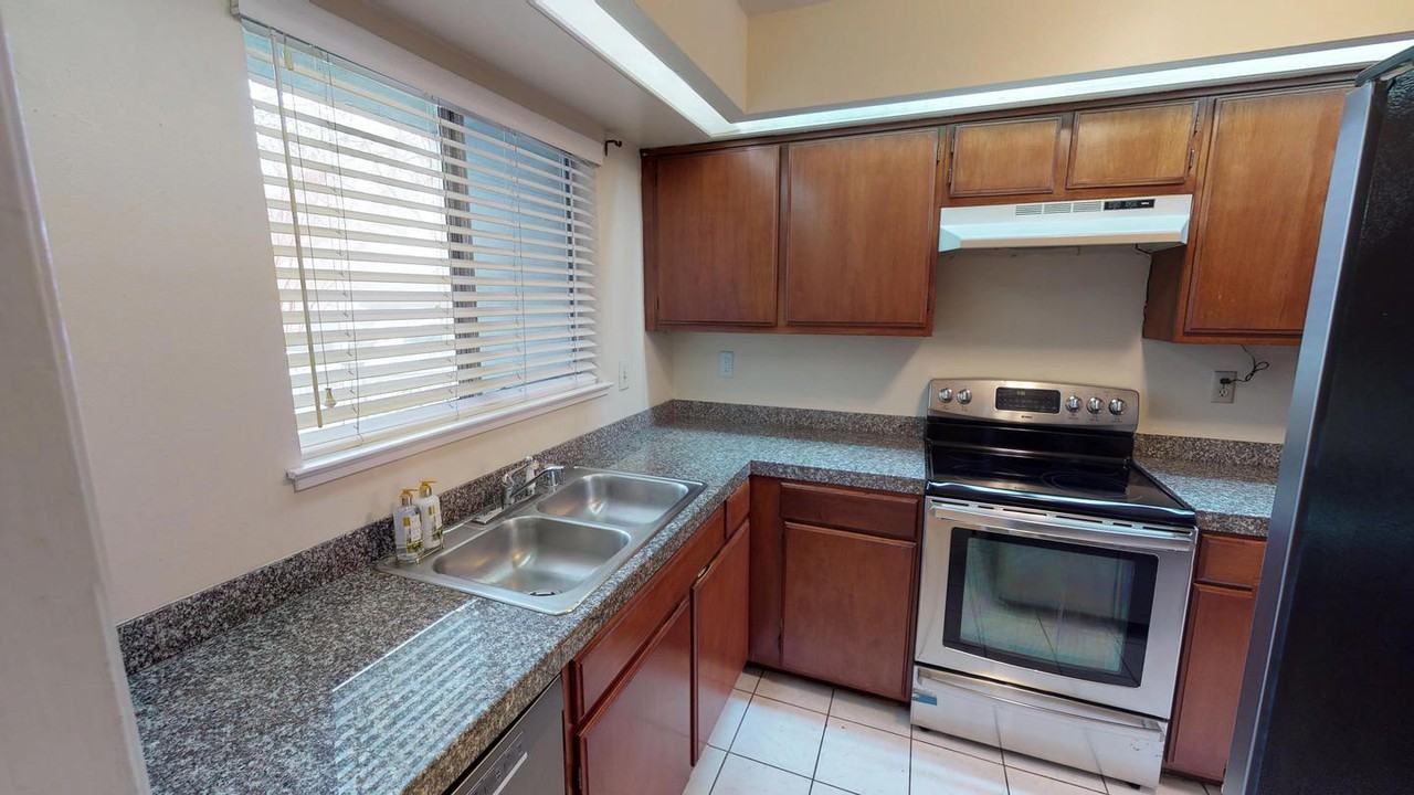 Classic Redwood City home with backyard patio - Photo 5 of 8