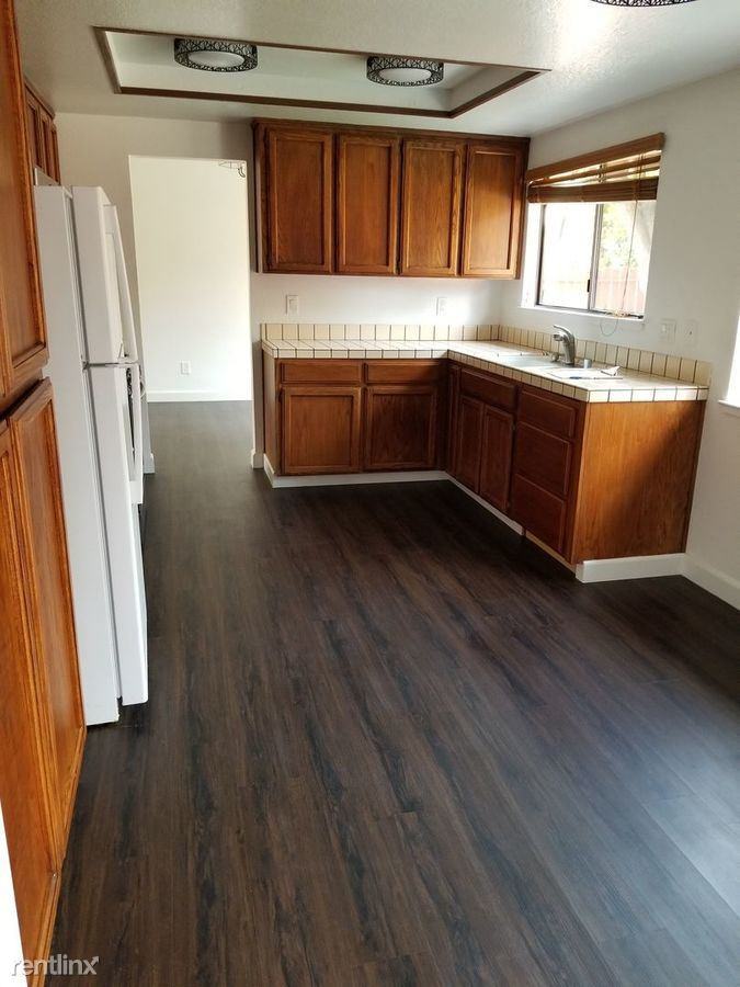 221 Regent Ct - Photo 3 of 13