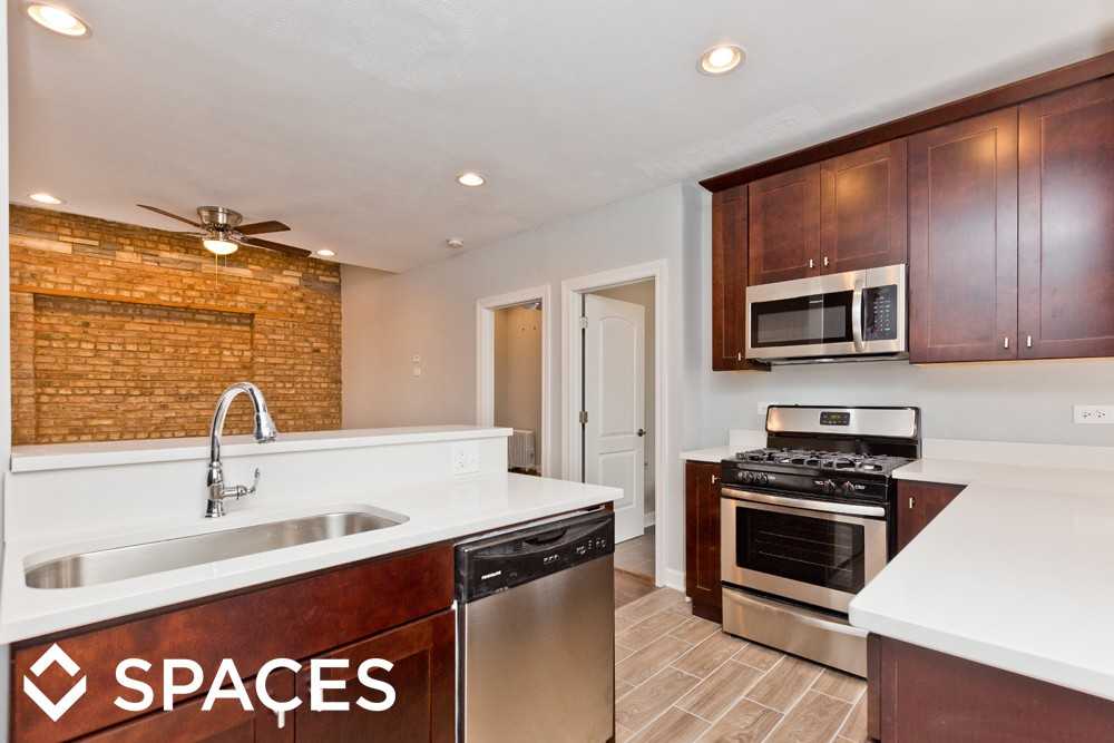 2838 W Addison St - Photo 2 of 7