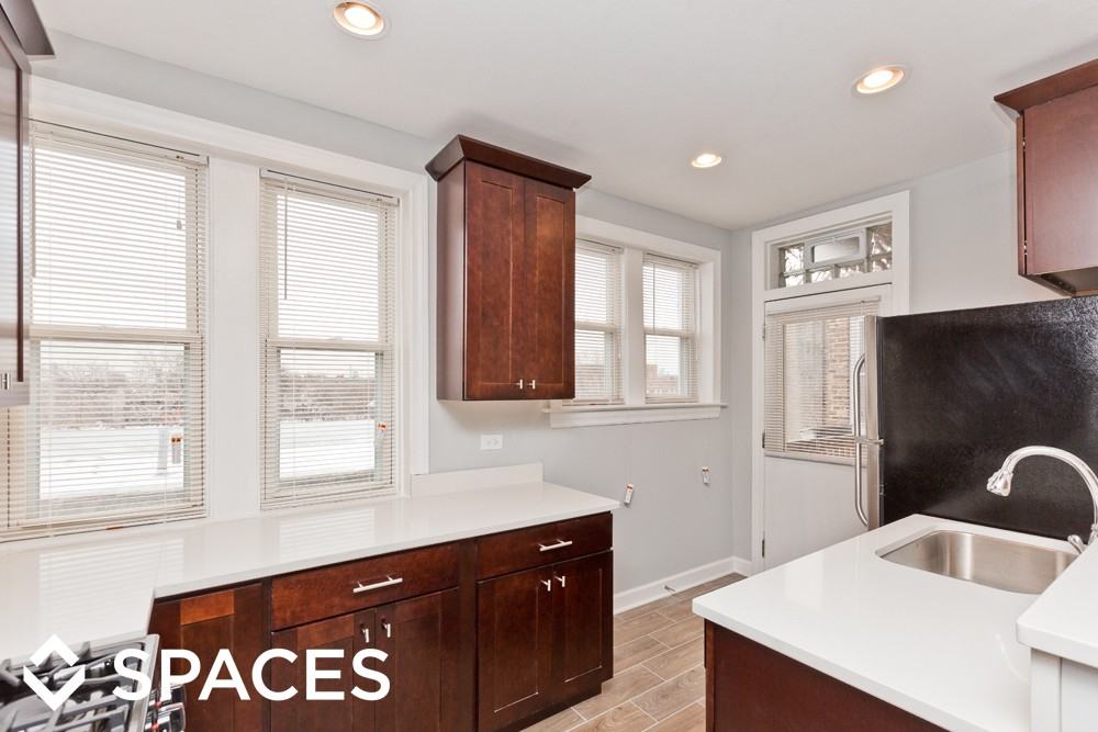 2838 W Addison St - Photo 3 of 7