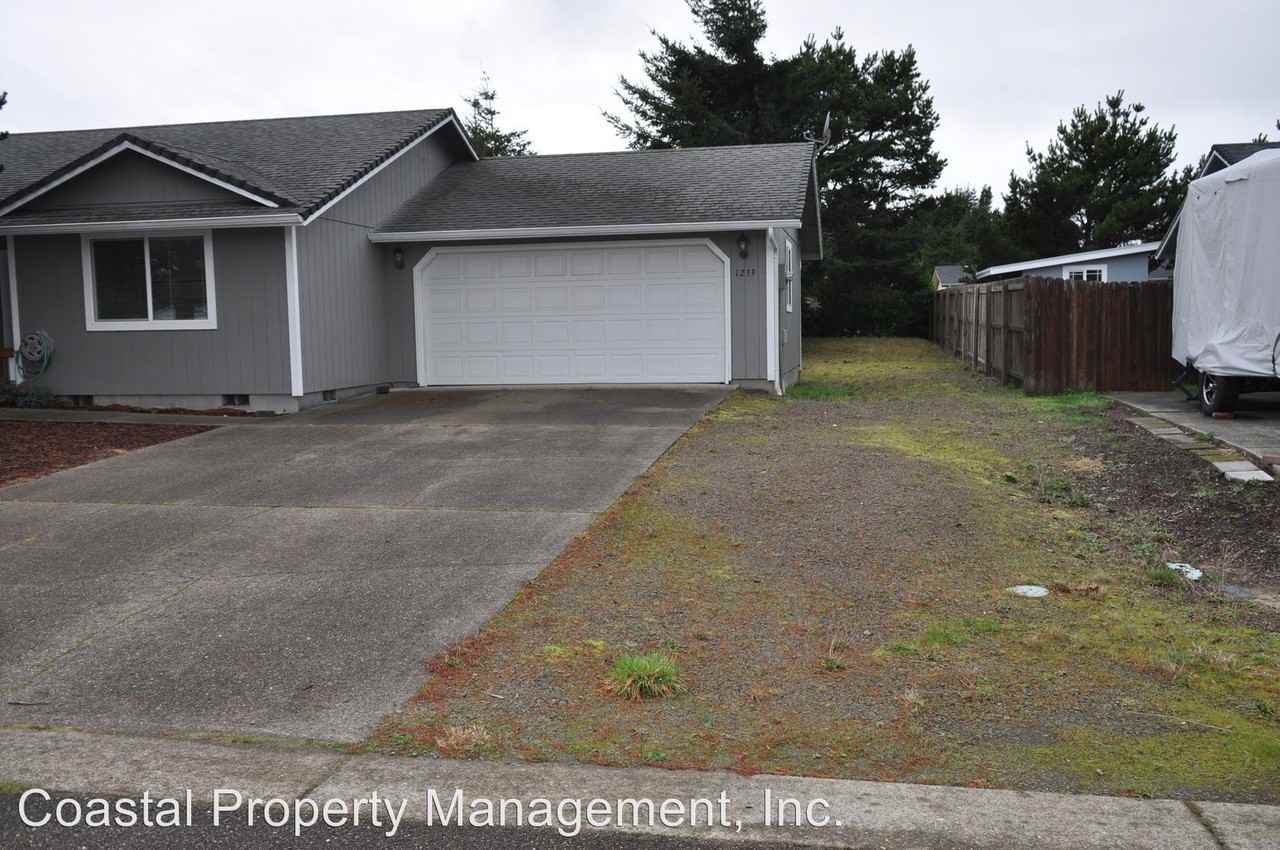 1233 Yew Street - Photo 2 of 12
