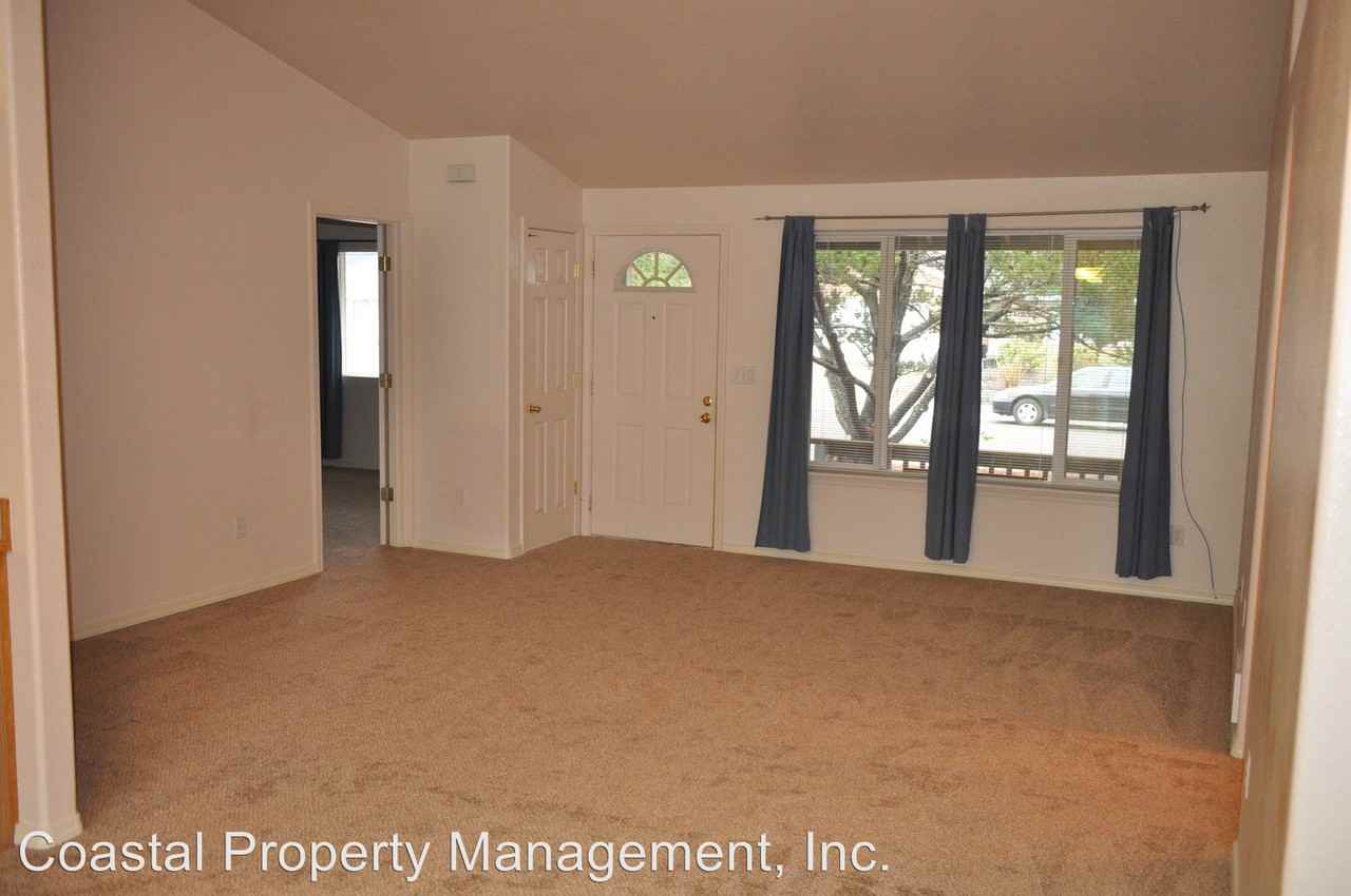 1233 Yew Street - Photo 3 of 12