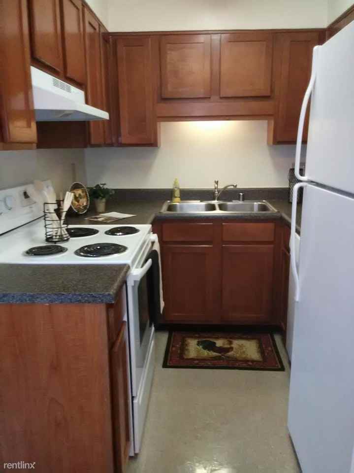 447 Hillcrest Dr - Photo 3 of 10