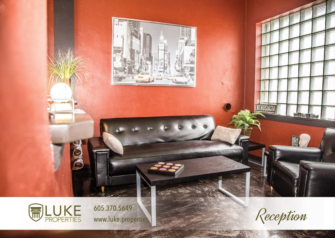 927 E 8th St - Photo 2 of 9