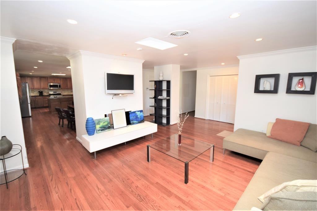 1326 Ridgeley Dr - Photo 3 of 25