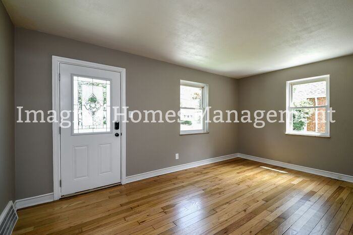 562 Columbia Road - Photo 3 of 10