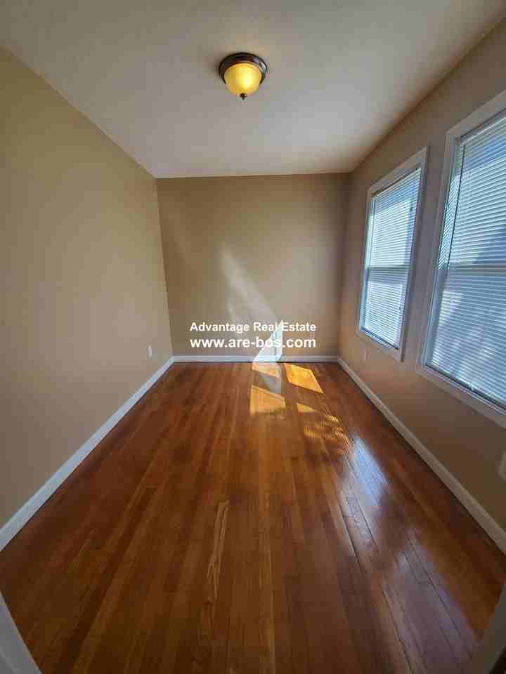 186 Franklin Street - Photo 3 of 4