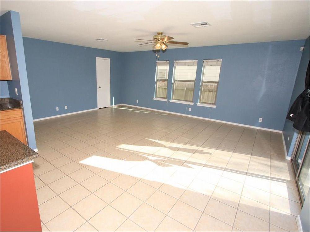 1405 Meadow Pkwy - Photo 3 of 28