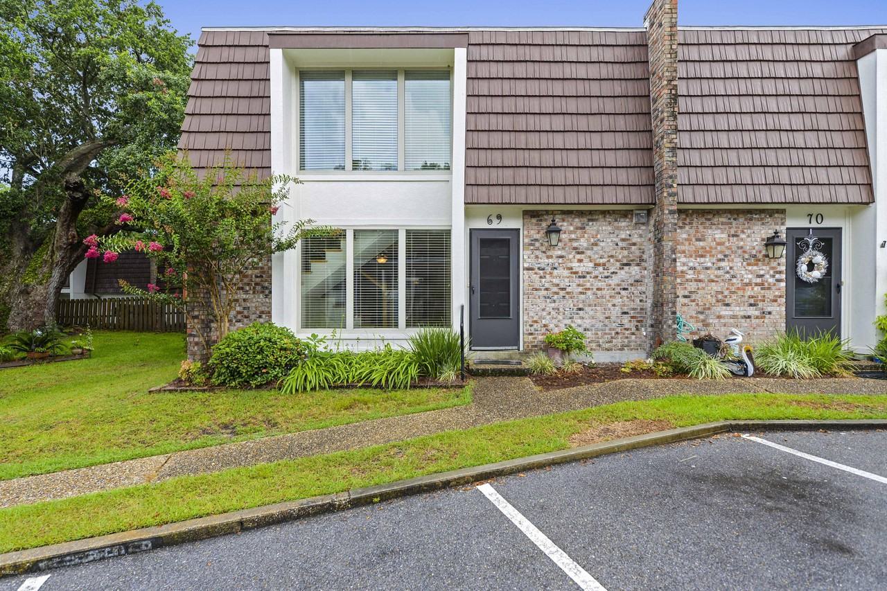 527 Front Beach, Ocean Springs, MS 39564 2 Bedroom House for 1,700