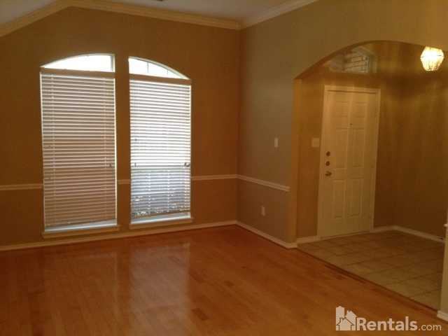 1004 Courtside Drive - Photo 2 of 10