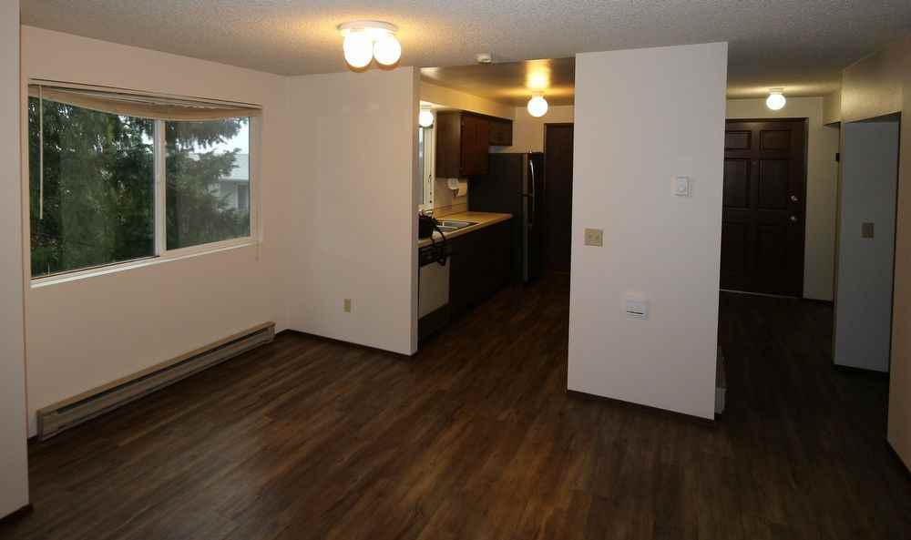 907 Benjamin St - Photo 3 of 9