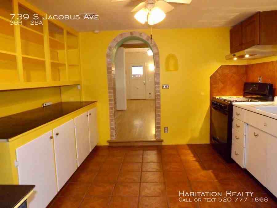 739 S Jacobus Ave - Photo 2 of 37