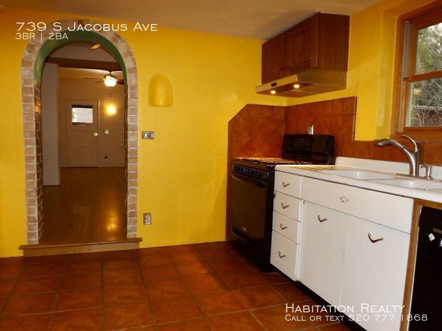 739 S Jacobus Ave - Photo 3 of 37