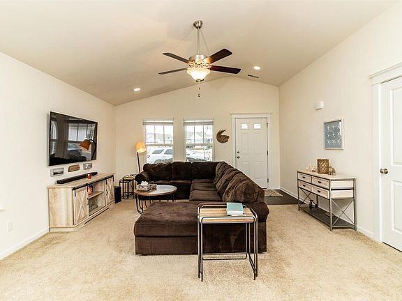 102 Emerald Dr - Photo 2 of 22