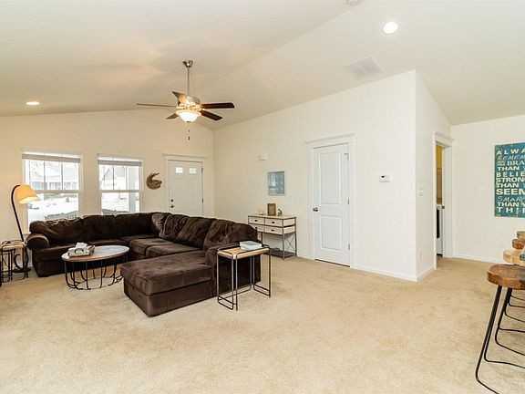 102 Emerald Dr - Photo 3 of 22